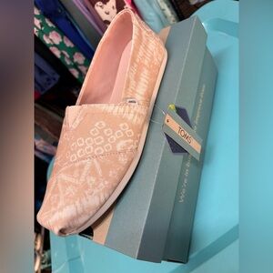 TOMS Women's Patterned Tan Flats